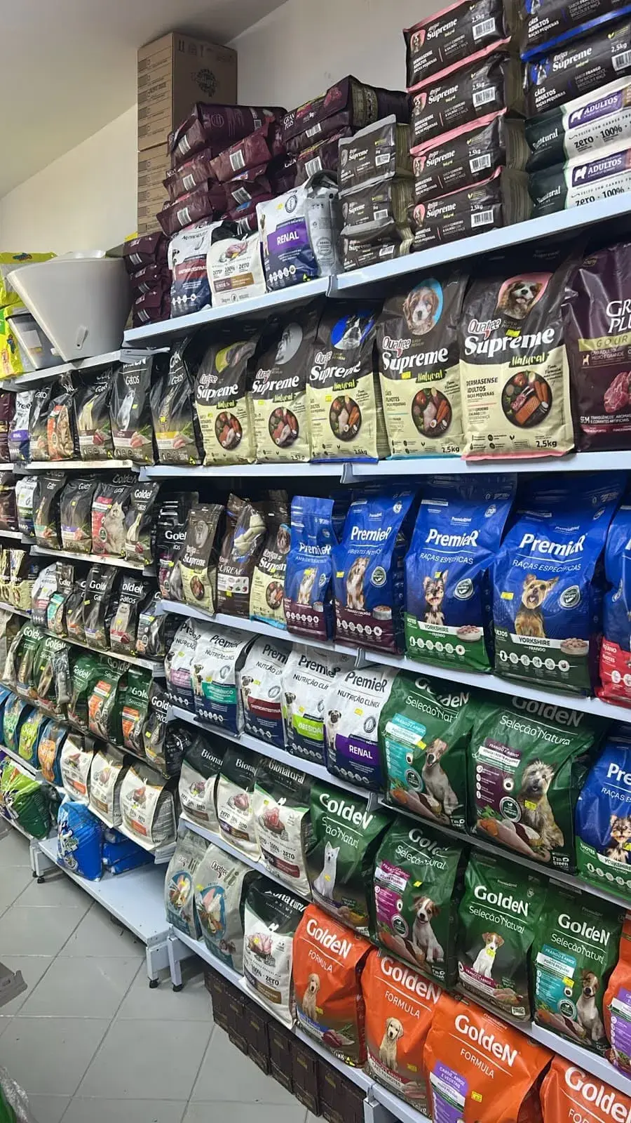 Prateleira com rações para cães e gatos na Biriba Pet Shop